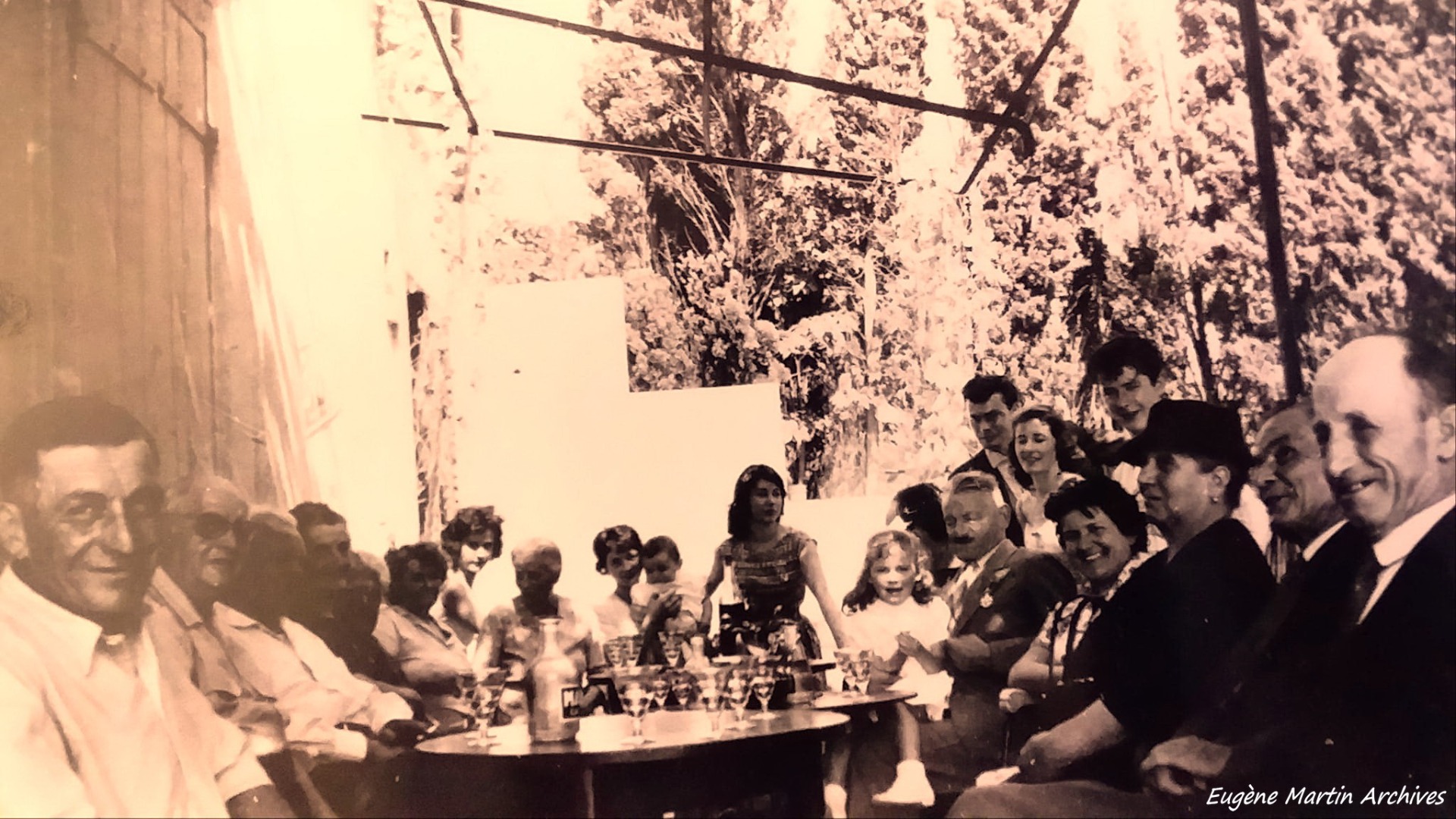 Rare photo du Café de la Gare de Montségur-sur-Lauzon, famille et clients en terrasse. (Eugène Martin Archives)