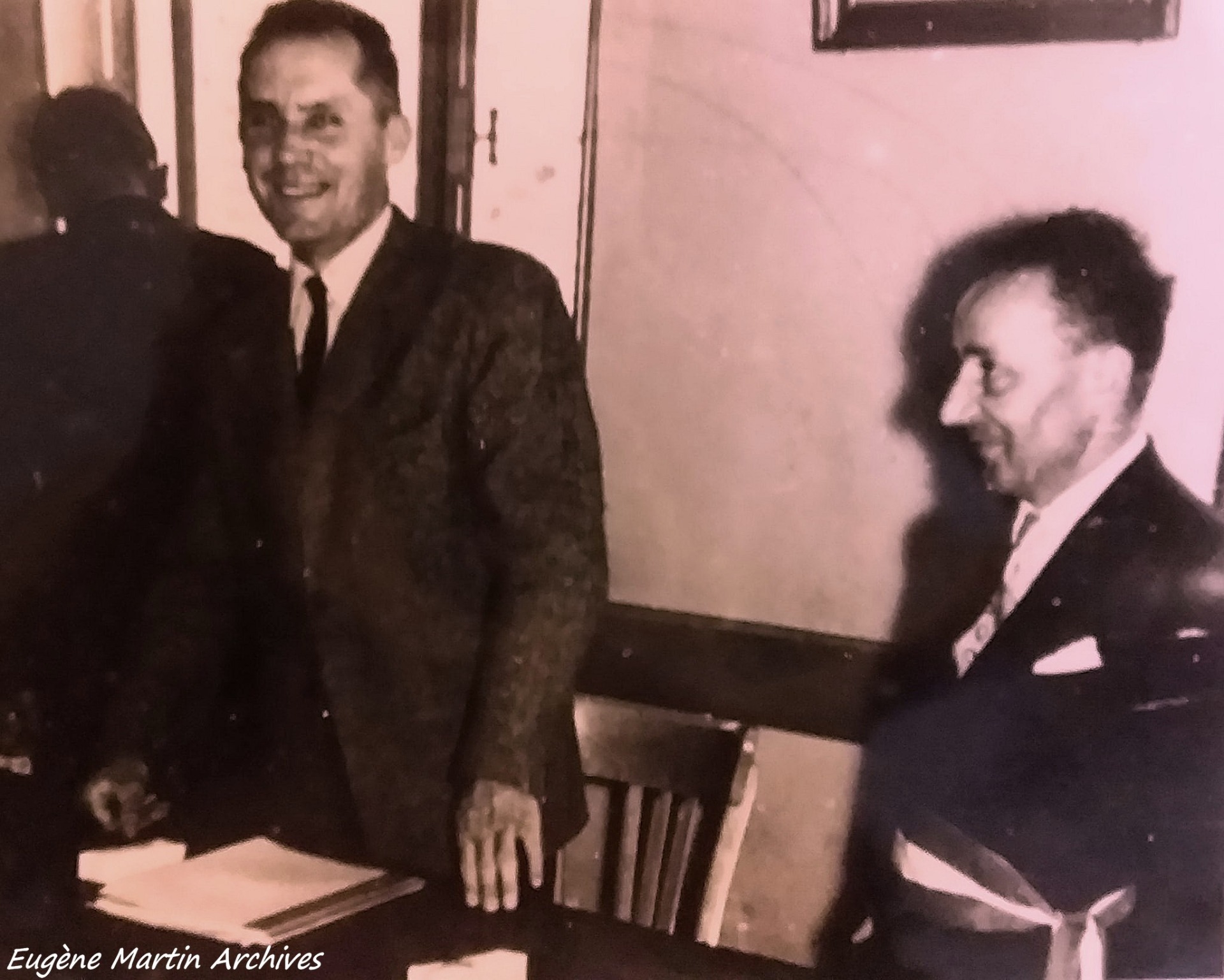 Aymé Veyrier et Eugène Martin  maire de la commune en salle de réunion dans la mairie.