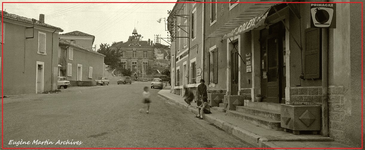 Les enfants s'amusent devant l'Alimentation-Tabac "Le Soleil" en plein centre du village de Montségur en 1965.
