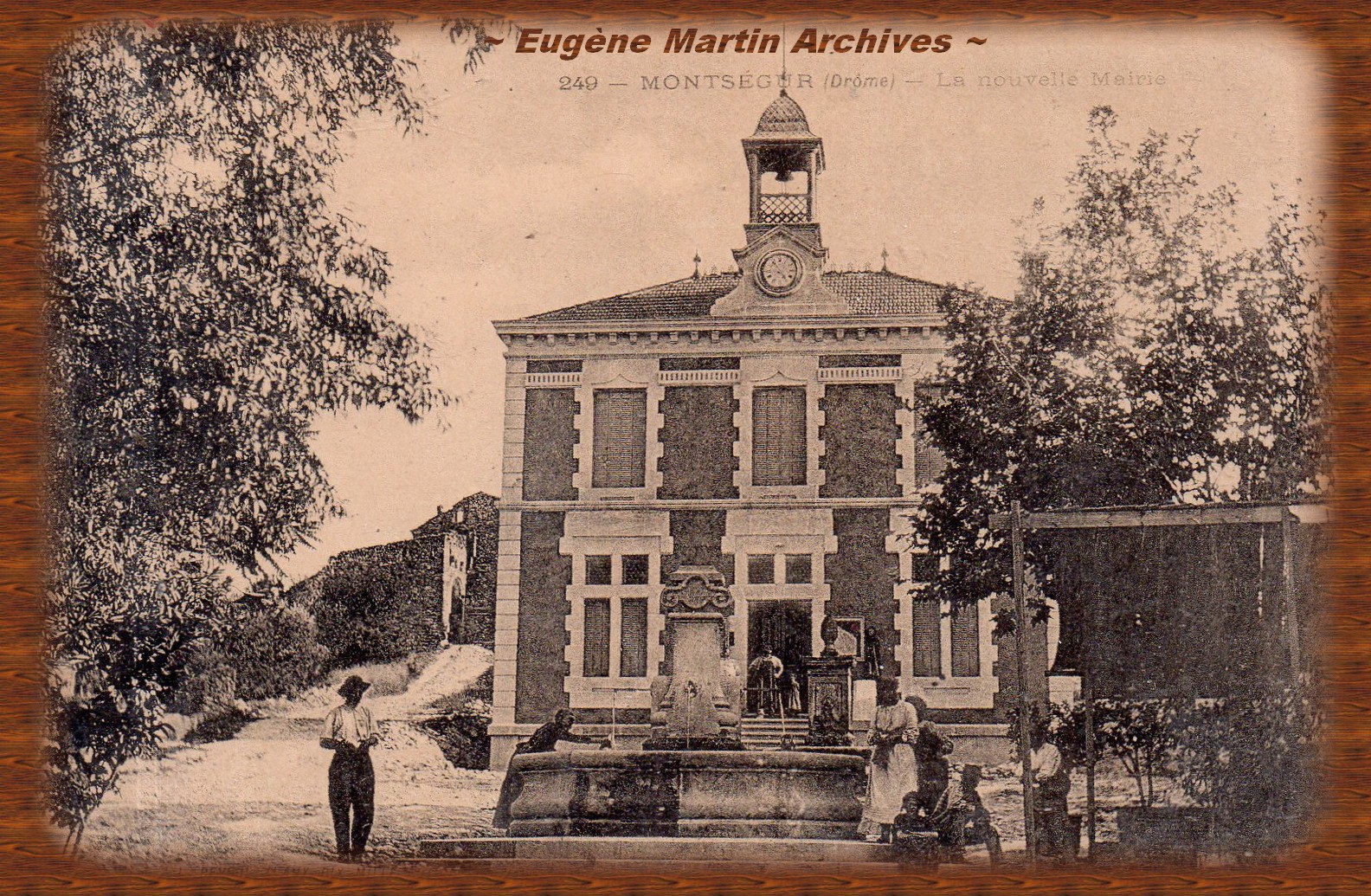 Mairie de Montségur (1900) O MI RAlVE... O mi raive d’amour, dins aquest jour d’autouno Que sèmblo esperlounga lou rire dóu printèms, O mi raive d’amour que la joio acantouno, Liuen de voste trelus me tendrés-ti long-tèms? Vuei, dins l’inmènso pas clafido de poutouno E sout l’esbléugimen d’aquéu tardié bèu tèms, Sèmblo que la douçour pauso uno grando touno Sus l’amarun sèns noum que tourna me retèn. E la pas d’aquest jour m’es un doulènt suplice, Coume un perfum jitant sis estràni delice E que vau m’endourmi dintre li tencho d’or. E vese mi pantai coume uno voues que canto Bèn liuen, e s’enfugis, cercant un nouvèu port. Pentènt qu’un làngui vèn e qu’à-cha-pau s’encanto Sout lou soulèu tant car à mi peno de cor ! Eugène Martin -
