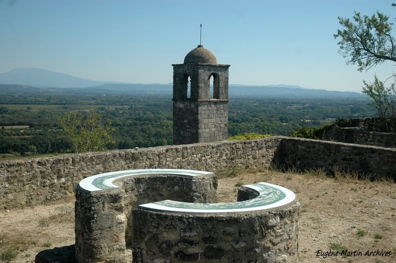 Table d'orientation 👈 Sur la plate-forme du Vieux-village, une belle table d'orientation a été installée. De là un panorama magnifique s'offre à nos yeux. Le Mont-Ventoux ( 1960 m. ) s'impose, séparant les chaines de Provence à celles du Dauphiné; en face les collines du Tricastin, veillent jalousement sur ses petits villages et ses châteaux renommés : Grignan , Suze-la-Rousse ...