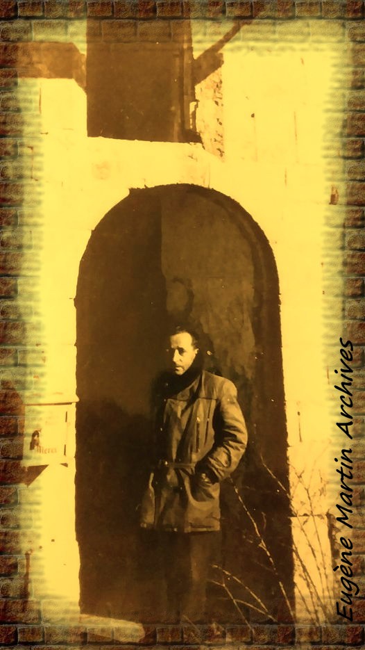 DAVANS LOU FIÒ. Un long vèspre d’ivèr, davans la ramihado, Sounjave, lis iue clin penja vers lou fougau; Deforo, lou bisas fasié ‘no orro chamado, Lou raive di bèu jour avié perdu sa gau. Li vièi à moun entour disien si remembranço, L’àutri-fes lusissié coume un soulèu tremount; Sounjave qu’es amar quand vèn la maluranço De vèire lou bonur di jouìnis ourizount... De vèire trelusi l’ufanouso jouvènço Quouro l’on sènt pesa sus vautre li vièis an. Sounjave... e li bèu vièi, lis iue plen d’innoucènço, Sentien de long regrèt ié courre dins lou sang. E iéu, umble jouvènt, vesiéu un jour d’autouno Ounte tout flourissié d’uno memo coulour, Me vesiéu amourous i pèd d’uno chatouno, Belant dins si grands iue si labro toute en flour Vesiéu soun risoulet miraia sa bello amo, Me moustra douçamen un pege lisc e fort De platano, e me dire: - A l’oumbro de si ramo Escriéu nòsti dous noum car auran meme sort! Sounjave... e desempièi desfisant li tempèsto, Ensèn nòsti dous noum sus l’aubre soun escri. Au remèmbre d’antan pode leva ma tèsto Car jamai noste amour, jamai poudra mouri. E la biso d’ivèr gemis sèmpre à la porto, Li vièi charron sèns fin en regardant lou fiò; La belour de l’estiéu pèr de long jour es morto: Es bon de pantaia li pèd sus li cafiò... Sounge... li vièi soun plus davans la chaminèio; Me vire, lou mirau respond: - Ié soun toujour! Car tu mai siés un vièi, regardo ta ninèio!.. Siéu un vièi mi péu brun an blanqui dins un jour. E li rai dóu fougau esbléugisson ma caro, Li remèmbre d’antan trampellon de mon cor. Mai dins lou fiò, de-qu’es? O gravaduro caro, La flamado poutouno un trelusènt record. Sounge... siéu vièi, plus rèn. Oh! qunte afrous demòni, Lou tèms vèn d’empourta lou cèu d’un blu tant pur, An crema nòsti noum ensèn, clar testimòni Di rai d’uno jouinesso e d’un ancian bonur. Siéu vièi? Es pas verai, la joio me reviho, Siéu jouine, aperalin l’aubre es sèmpre autant dre; Noste amour viéu toujour, vers lou fiò que bresiho Li vièi charron, degun aprendra moun secrèt. E pamens ai senti, dins l’amar d’aquéu sounge, Coume li pàuri vièi ‘quel estràni malan Que porge la jouvènço is ouro de vieiounge Dins la douço pieta de nòsti cor d’enfant ! Eugène Martin -