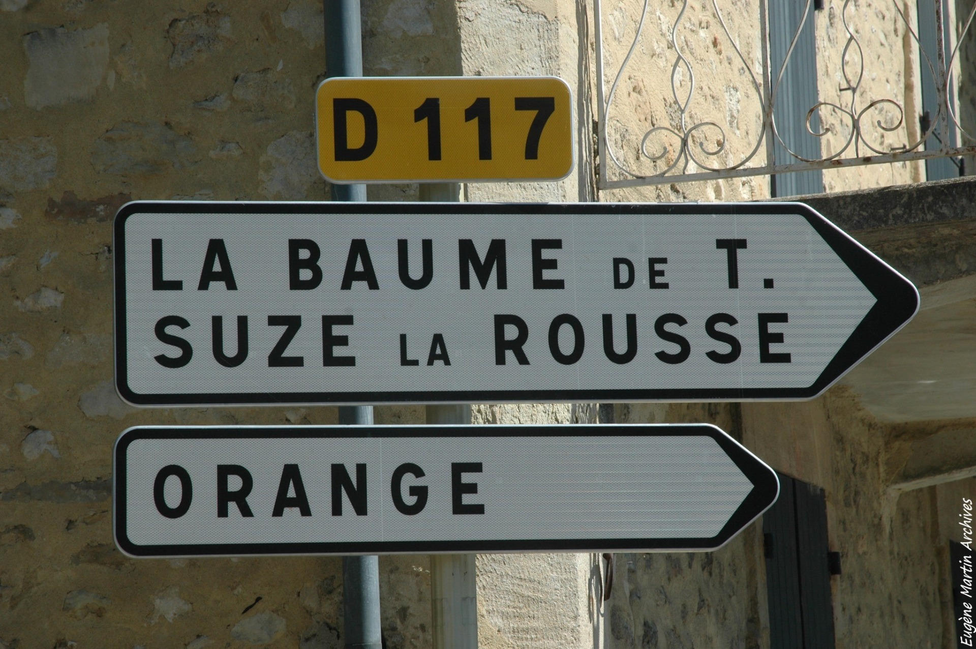 NOUVÈ. Nouvè! Nouvè! La glòri di campano Jito si gai trignoun dins lou cèu gris d’ivèr... Sus lou liunchen rousen quàuqui canard sóuvert Travesson d’un envòu li raro de la plano... Nouvè! Nouvè! Sout li ciprès loungin Cado granjo a tant fre ‘mé sa porto barrado, Que lou soulèu bounias rouvihant li calado l’argènto si fenèstro au mitan dis autin. Nouvè! Nouvè! dins la court amudido Li galino à mouloun au caire d’un taulié Sounjon perqué li jour soun pas tóuti parié... La roso de Nouvè, reialo, es espandido... Nouvè! Nouvè! Sout l’orle de l’enclaus Uno chato culis quàuqui ràri vióuleto... Li fueio d’aglanié viron coume d’aleto, Quàuqui bourro de nèu se mesclon au vènt-d’aut... Nouvè! Nouvè! vuei dins cado oustalado, Dins la joio que fuso e sout lou car simbèu Dóu rouge vert-bouisset e dóu gui blanquinèu, Fai gau davans lou fiò la famiho assemblado... Nouvè! Nouvè! li rèire e lis enfant En manjant lou nougat emai li papihoto, Sènton lou liame estré di calendalo voto Ié rejougne si cor d’un amour rescaufant... Nouvè! Nouvè! la glòri di campano Jito si gai trignoun dins lou cèu gris d’ivèr... Es pèr un tèms parié qu’à Betelèn, un sèr, Diéu venguè desnousa li cadeno pagano !.. Eugène Martin -