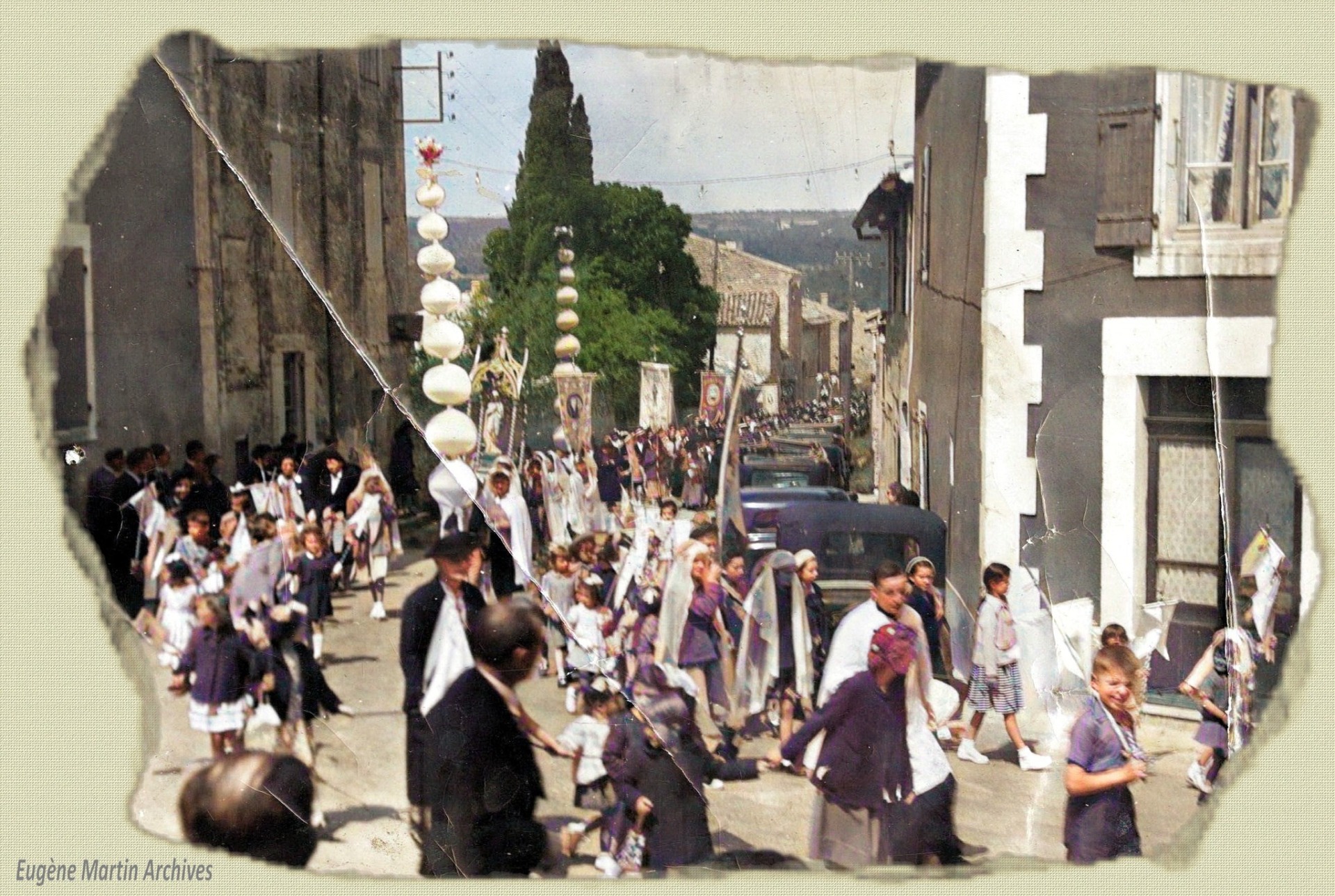A Montségur parmi les traditions, la dévotion à Saint-Jean devant la Porte Latine tient une grande place. Son culte est célébré le 6 mai : (Tertullien, apologiste chrétien mort vers 220, rapporte que l'apôtre Saint-Jean, en haine de la foi chrétienne, fut plongé dans une chaudière d' huile bouillante, devant la Porte Latine, à Rome. Par une protection spéciale de Dieu, il en sortit indemne.) Le plus spectaculaire est la grande procession au cours de laquelle le buste de St Jean, émergeant de sa cuve est porté sur les épaules de quatre jeunes gens, que précédent des jeunes filles vêtues de blanc, chantant l'hymne à la gloire du Saint, portant la Vierge et les "aiguillades", hautes colonnes garnies de rubans, fixés par des milliers d'aiguilles. Les enfants marchent en tête et portent de petites bannières. Quatre Tambours ouvrent la procession, accompagnant en cadence "l'hymne à la gloire à St.-Jean". Malheureusement à l'heure actuelle, la ferveur religieuse et les pèlerins ont bien diminués. Durant cette Procession s'ajoutent de curieuses coutumes : Tel que de faire passer les enfants sous la statue de Saint-Jean, afin d'être délivré de la peur. Les jeunes filles également, confient à St.-Jean le pouvoir de faciliter leur mariage. Pour cela elles viennent retirer une aiguille des "aiguillades"pour la piquer au revers de la veste du jeune homme qu'elles désirent épouser.