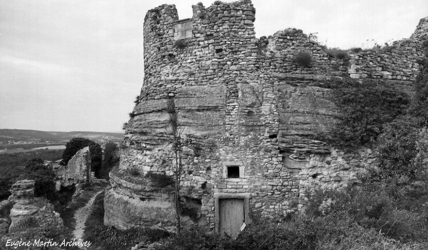 LE SOUVENIR DE BARON DES ADRETS est toujours vivant aux confins de la Drôme et du Vaucluse C 'EST A Montségur-sur-Lauzon, à quelques lieues de Saint-Paul- Trois-Châteaux, aux confins de la Drôme et du Vaucluse, que se déroulèrent, il y a deux siècles, les événements dramatiques que nous allons relater. Jadis se dressait en ce lieu une imposante forteresse dominant la plaine du Tricastin. Bâtie sur le roc, elle pouvait défier les plus rudes assauts. Le baron des Adrets en avait fait son repaire. Poursuivi par ses ennemis, Il s'y réfugiait et leur tenait tête. Finalement, le château tomba par traîtrise entre les mains des adversaires qui espéraient bien s’emparer de la personne du chef huguenot ; mais, à leur arrivée, ce dernier leur avait déjà faussé compagnie. Pourtant, on l'avait aperçu au donjon quelques instants avant la reddition du château-fort. Toutes les tentatives restèrent vaines trouvèrent bientôt dans la vaste salle à manger Une seule personne manquait : c'était la jeune épouse, Lucie. Après une longue attente, les invités s'inquiétèrent de son absence et le vicomte de Quinsonas, boulevarsé, entreprit des recherches, aidé par les convives Vainement, on fouilla les fossés et tous les recoins du château Lucie restait introuvable. Pendant trois jours, les recherches se poursuivirent. Peine perdue, la quatrième journée, il fallait abandonner tout espoir de retrouver la disparue. La marquise de Praccmtal, effondrée devant ce grand malheur, se retira dans une propriété qu'elle possédait à Saint- Paul-Trois-Châteaux. Quant au marquis, il ne put survivre au désespoir de sa femme et s'éteignit quelques mois après le drame. Le, vicomte de Quinsonas, inconsolable, reprit du service dans pour retrouver des Adrets et les esprits simplistes de l'époque avaient fini par admettre une mystérieuse et diabolique protection. UNE DRAMATIQUE PARTIE DE CACHE-CACHE A la fin des Guerres de religion, le château de Montségur passa aux mains de plusieurs familles seigneuriales de la région et finit par échoir aux Pracom- tal, vers 1715. Le marquis de Pracomta! avait une fille, Lucie, qui venait de se fiancer au jeune vicomte de Quinsonas. Cette union, associant deux grandes familles, s'annonçait sous d'heureux auspices. Le jour du mariage, après la messe, tout était prêt au château pour recevoir les, jeunes époux et les nombreux invités. En attendant le festin, jeunes gens et jeunes filles décidèrent, avec les mariés, de jouer à cache-cache. De joyeux groupes se dispersèrent auic abords du château et dans les appartements. La partie durait déjà depuis deux heures et la cloche du manoir annonçait le banquet. Tous les joueurs se re- l'armée et devait trouver plus tard une mort glorieuse au Canada. Axfnt de quitter Montségur, Mme de Pracomtal fit élever une croix sur un promontoire, dernier endroit où sa fille avait été vue. On y grava cette inscription : « Lucie de Precemtal, 15 octobre 1715, jour de son mariage et de sa disparition, » QUARANTE ANNEES PLUS TARD Quarante ans s'étaient écoulées depuis la journée tragique, la marquise de Pracomtal vivait effacée dans te demeure de Saint-Paul-Trois-Chiteaux, partageant son tamps antre la méditation et des actes charitables. Une voyante, consultée, lui avait affirmé qu'elle reverrait sa fille avant de mourir. La pauvre mère ne croyait guère à cette prédis* tien de gitane. Par une belle journée de juillet 1755, un groupe de six adolescents arrivait à Saint-Paul. Mme de Rabesteins, mère da l'un d'eux, les accompagnait. Les jeunes gens avaient projeté de visiter la région et, notamment, Montségur où couraient tent de légendes sur le fameux baron des Adrets. Aupa- LE BOURGEOIS GENTILHOMME AU THEATRE FRANÇAIS L A Comédie-Française, qui n’a pas toujours eu, ces derniers temps, la main heureuse avec les classiques — nous attendons avec curiosité le Britaiinicus Jean Marais-Marie Bell... — vient de réussir une bonne reprise du Bourgeois Gentilhomme. En fait, la réussite n’est pas tout A fait complète : par exemple, le couple des domestiques Nicole-Covielle est pour Molière à peu près du meme âge que le couple des amoureux Lucile-Clêante, leurs maîtres j or, on a choisi Mme Béatrice Bretty, doyenne de la troupe, pour le rôle de l’accorte servante et son compère est M. Jean Meyer dont le visage est triste, triste. Mme Bretty est certes une excellente comédienne qui a de la rondeur et du panache, mais le spectateur non averti peut la prendre pour la nourrice de Lucile ; quant à M. Meyer, responsable de la mise en scène, laquelle mastique un peu de variété, il oublie, lui, de se vieillir lorsqu’il se travestit en truchement du fils du Grand Turc (Jourdain est bien naïf mais peut-il croire que ce personnage à l’élégante barbe noire ait pu le connaître au berceau comme il le prétend f). L'interprétation du Bourgeois Gentilhomme fait dans son ensemble honneur à la Comédie : Louis Seigner est un excellent Jourdain, autre chose qu’un simple fantoche ; Jacques Charron est un martre à danser danseur- maître ; Marie Sabouret est très belle dans Dorimène ; Andrée de Chauveron est impeccable de bon sens sous les traits de Madame Jourdain. Quant à Maurice Escande, il est, en Dorante, magnifique de brio et d’élégahee. Les décors et les costumes de Suzanne Lalique sont les plus réussis que l’on puisse voir actuellement. L. F. ravant, il fallait obtenir l'autorisation de la marquise de Pracomtal. Mme de Ra- basteins, amie de la douairière, voulut bien accomplir cette démarche. Ne voulant pas heurter par un refus cette personne avec qui elle était très liée, la marquise, avec beaucoup d'hésitation, donna son consentement, non sans avoir au préalable prodigué aux garçons de prudentes recommandations. ENCORE LE CACHE-CACHE Lâ petite troupe à cheval eut tôt fait d« parcourir les huit kilomètres qui sépare nt l'ancien évêché du Tricastin de Montségur. La troupe était arrivée au château en même temps qu'un violent orage se déclenchait sur la campagne. Dans l'attente d'une éclaircie, le plus jeune proposa de jouer à cache-cache dans les appartements Le jeu durait depuis quelques heures, au dehors, la pluie avait cessé et le moment était venu de se regrouper. A l'appel de l'un des garçons, tous sauf un : de Rabasteins, sortirent de leur cachette. Sans doute n'avait-il pas entendu les voix de ses camarades. Ceux-ci crièrent plus fort, mais seul l'ècho leur répondit. Inquiets, les jeunes gens alertèrent le gardien du château qui comprit vite qu'un drame venait d'éclater. Rapidement, il décida que deux d'entre eux se rendraient à Saint- Paul chercher du secours, tandis qu'il continuerait les recherches avec les autres. Restée à Saint-Paul, la comtesse de Rabasteins attendait le retour du groupe. A l'annonce de la disparition de son enfant, elle s'écroula, terrassée par une embolie. A Montségur, des équipes d'ouvriers, aidés par la municipalité, avaient, pendant trois jours et trois nuits, sondé les murailles et les cloisons, fouillé caves et galeries. Tous ces efforst étaient restés vains. Comme Lucie de Pracomtal, Rabasteins avait disparu à jamais. Au matin du quatrième jour, les recherches furent arrêtées. Le château retrouva son calme et la vie reprit son cours dens la famille du gardien. UN CHAT SAUVAGE Sur le coup de midi, tandis que le concierge et ses enfants allaient se mettre à table, le chat de la maison, un mouchoir serré autour du corps, fit Irrup'ion dans la cuisine. C'était un gros matou, noir et sauvage, difficile è attraper. Le père, cependant, voulut délivrer l'animal du garot, pensant à une mauvaise farce d'un garnement. Etant donné la sauvagerie de la bêta, ce ne fut pas chose aisée. Le chat libéré de son lien, le gardian constata avec surprise que le mouchoir était marqué aux initiales M. R. Le brave homme, qui na manquait pas de bon sens, réalisa ce qui s'était passé. Le chat retournerait sûrement d'où II était venu. Il fallait la suivra. Aidé de ses enfants, le garde pista le matou qui s'enfonça dans les broussailles, au pied du donjon. Ils eurent bientôt perdu de vue l'animal, mais l'endroit de sa disparition était un indice et permettait de concentrer les recherches sur ce point. Leur persévérance ne tarda point à être récompensée. Masqué par un buisson, un étroit soupirail insoupçonné laur apparut. De solides barreaux, qu'ils durent desceller, obstruaient l'entrée. L'un des enfants du concierge, soigneusement encordé, réussit à se glisser par l'euverture élargie et à pénétrer dans le caveau. Près de la muraille, il heurta un corps : c'était celui de Rabasteins. Avec peine, en parvint à le sortir du souterrain, Le jeune homme n'éteit qu'évanoui et des seins empressés le ramenèrent à la via. Lorsque l'enfant rescapé fut en état de parler, il fit le récit de sa tragique aventure. Alors qu'il recherchait une cachette sûre dit-il, Il s'était appuyé près d'une muraille, près d'une cheminée monumentale. Brusquement, le pan de mur pivota et il se trouva dans un étroit couloir qu'il suivit. A peine était-il engagé dans la souterrain qua la mur se referma. LE CADAVRE ASSIS Continuant son exploration è tâtons, Il heurta un stcond mur qui s'entra- bâilla at sa referma, comme la premier, après son passage. Le jeune homme essaya de retenir la muraille, mais tous ses efforts furent inutiles. Poursuivant sa marche dans l'obscurité, il parvint dans une salle faiblement éclairée par un étroit soupirail. Là, Il aparçut, assis! dans un fautauil, un# femgit vêtu* da blanc. Rassuré par catte présence d'un être humain, Il l'apptla doucement. Na racevant aucuns répons*, Il s'approcha et frémit d'horreur. Le femme n'était plus qu'un cadavre décharné. Affolé, le malheureux enfant tenta d'atte Indre le soupirail en échafaudant les meubles qui ss trouvaient dans la pièce, mais ne parvint qu'à quelques mètres de l'ouverture. Sur une table, face à la morte, II vit une Bibla à côté d'un stylet. La couverture da parchemin portait une inscription, gravée sans doute avec l'arme. Il luf, épouvanté : « Malheureux qui entres ici, laisses toutes espérances et recommandes votre âme à Dieu ! — Lucie de Pracomtal, 18 octobre 1715. » Le' cadavre était donc bien celui de l'infortunée Lucie, dont on lui avait conté la tragique disparition. Le mima sort lui était réservé et le qarçen tressaillit d'effroi. On connaît la suite et comment l'enfant réussit à attacher son mouchoir autour de l'échine du chat du concierge qui devait donner l'alerte, Maurice de Rabasteins, arraché à la mort, devait entrer peu après à la Trappe d'Aiguebelle et périr sous la Révolution. Sur l'emplacement même du sinistre caveau, Mme de Pracom al fit élever une chapelle surmontée d'un campanile, et sa fille y fut ensevelie. Bien que désaffecté, l'édifice est encore intact. Les démolisseurs de 89, qui ont anéanti le château, ont épargné cette construction. Pour éviter que d'autres accidents ne se produisent, ia ma quise fit aussi détruire les fameuses portes secrètes et leur système de fermeture. IL Y A TOUJOURS DES MYSTERES A MONTSEGUR L'oubli était venu sur le vieux village lorsque, sous l'Impulsion du maire, M. Eugène Martin, chercheur et passionné pour son histoire locale, des fouilles furent entreprises au début do l'année et se poursuivent actuellement. Des galeries ont été découvertes «t laur dégagemant est an cours. Sous la chapelle, des sarcophages renfermant quarante squelettes ont été exhumés. S* trouve-t-on en présence des victimes du farouche baron des Adrets ? Cette thèse semble prendre consistance. En outre, des objets divers : pierres, granits, verreries iteliennes, ont été mis à jour. On a aussi trouvé des morceaux de ferrures ayant sans doute eppartenu eu mécanisme des portes secrètes construites par Ambrosio, habile forgeron florentin, que le baron avait chargé da l'installation d* ces dispositifs machiavéliques. Ambrosio, prisonnier du baron, passa des années è truquer les issues du château. Lorsque Ambrosio eut terminé son chef-d'œuvre, le chef huguenot le fit disparaître, certain d'être seul è connaître les secrets de ces extraordinaires serrures, secret qu'il emporte dans la tombe. Ainsi que l'a écrit M. Eugène Martin, le sympathique maire du village, « Mont- ségur-sur-Lauxon offre des vestiges croulants à la sagesse des hommes ». A eux de metfre è profit cette leçon d'humilité.