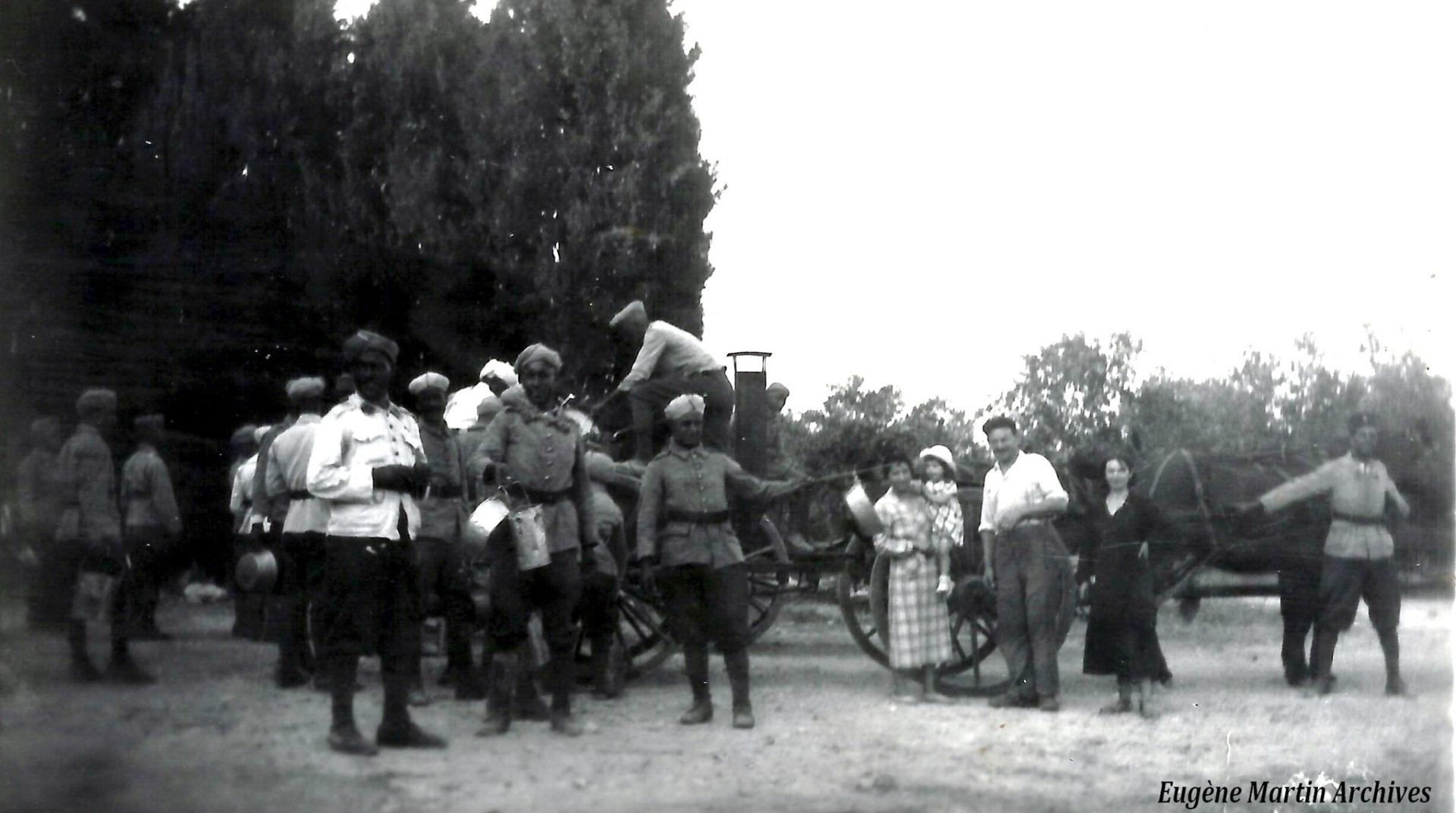 On aperçoit Cyprien Morel et Marie-Rose Martin-Morel, les propriétaires du Café de la Gare, accueillant une troupe de militaires de passage à Montségur.