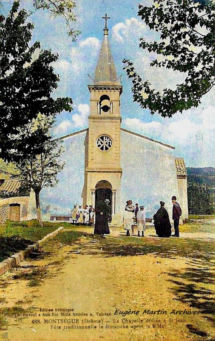 Construite en 1747 sur l'emplacement d'un ancien oratoire, sous la forme d'une simple chapelle à nef unique, elle fut agrandie et améliorée avec les deux chapelles latérales, ainsi que par le clocher surmonté d'une élégante flèche. Ces améliorations ont pu se faire grâce aux dons du bienfaiteur de la commune, Monsieur Véran MOLINAS. Elle servit d'église paroissiale de 1878 à 1905. Par la suite elle fut reconstruite avec une nef unique en son genre car contrairement à l'architecture traditionnelle de cette époque elle n'a pas de transept*. Elle est dédiée à saint Jean devant la Porte latine, saint patron du village, dont la fête est célébrée le 6 mai. Une messe et une procession sont célébrées le dimanche qui suit cette date.  *  Le transept est une nef transversale qui coupe à angle droit la nef principale d'une église et qui lui donne ainsi la forme symbolique d'une croix latine.