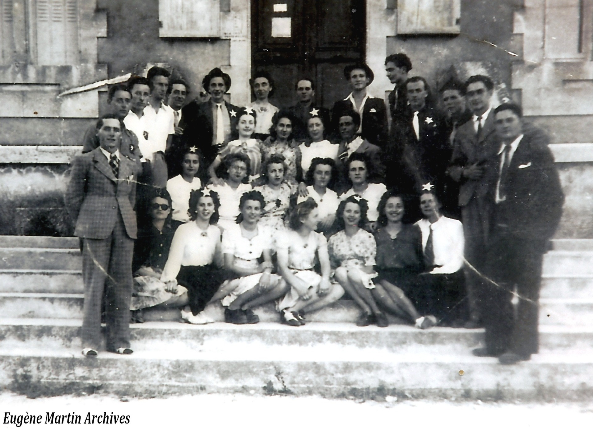 Issu d'une famille honorable montségurienne, cet enfant du Pays fortement attaché à la langue Provençale, veut faire apprendre aux jeunes générations la langue de nos aïeux, renouer avec l'histoire du passé, en faisant redécouvrir les traditions, les métiers, enfin la vie du village autrefois... Aidé par quelques passionnés comme lui, il créera en 1925 une Association, qu'ils nommeront "L'Escolo di Lavando" en souvenir de leur ainée, elle sera elle aussi, affilie au Félibrige.