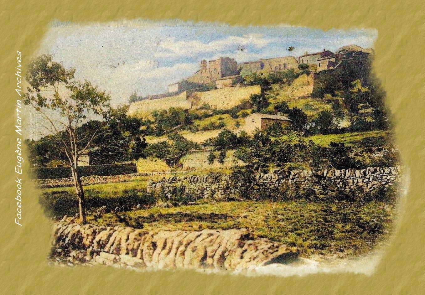 Les murs en restanques sous le vieux Montségur. PÈR LIS EROS. Quant n’i’a que soun parti pèr la grando envoulado, La joio sus li labro e la valènço au cor? Soun mai d’un vintenau qu’aro, si pàuri cors Dormon sout li poutoun d’uno eterno brassado... Francés, Anglés, American, voste record Mounto de la founsour di flot, orro bressado, Pèr sèmpre reviha, dins nautre, lou mau-cor; La glòri is iue de Diéu bailejo uno assemblado... O sublìmis Eros, lou liunchen vous risié, Quouro partiguerias dins la preclaro glòri, Vers l’oumbro d’un nouvèu e grandaras lausié. Sus voste cros mouvènt, li ramo li mai flòri, Ounte lou sacrifice a mes soun ideau, Eisalaran, pèr vautre, un remèmbre inmourtau ! Eugène Martin -