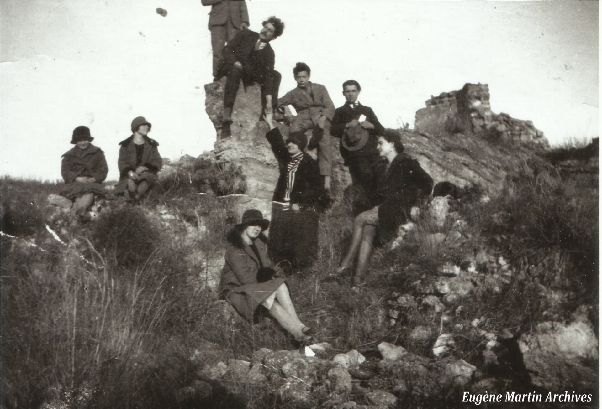L'Escolo di Lavando à donné dans les ruines de Montségur une Félibrée qui fut des plus réussies. L'on saurait trop applaudir à l'heureuse initiative d'Eugène Martin qui a su réunir un groupe aussi intéressant et aussi enthousiaste de jeunes gens et de jeunes filles communiant dans l'amour du pays et d e sa langue. Montségur est une pépinière de félibres et de petites félibresses , et rien ne peut nous être plus doux que d'assister à la réussite de cette vaillante école des lavandes qui mérite les plus chaudes et éloges.
