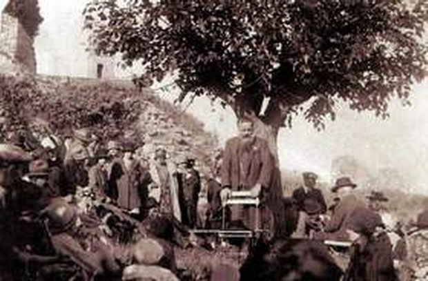 1926 - Création de "L'Escolo di Lavando" Tout jeune, poète dans l'âme, adorant son village, l'histoire de sa région, ses légendes, épris pour sa langue maternelle: le Provençal, Eugène veut partager avec d'autres jeunes ses passions, c'est ainsi que naîtra "L'Escolo di Lavando," affiliée au Félibrige en 1926. Ces jeunes gens perfectionneront leurs connaissances du Provençal et donneront des représentations dans le sîte du Vieux Village. Ils seront vite encouragés par Paul Ruat, Louis Béchet, majoraraux du Félibrige. Par la suite, E.Martin se présentera à divers concours littéraires. En 1953, il sera lauréat des Grands Jeux Floraux Septenaires du Félibrige. En 1954 il sera nommé " Mèstre en Gai Sabé " En 1956 il recevra les Palmes Académiques. Il a été également maire de son village durant 25 ans.
