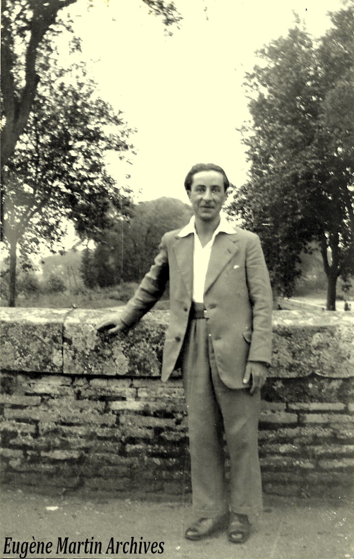 LIUEN D’ELO Oh! s’anavo parti, liuen d’Elo, Bèn liuen de iéu, aperalin, De que fariéu? l’orre charpin M’empourtarié dins sa grand velo... Ma jouvènço dins soun amour Lèu fouitado d’un viéu cop d’alo, Coume la vido vendrié palo, Sarié moun sourgènt d’amarour. Oh! s’anavo parti, la caro Di causo à mis iue plourarié; Li flour blanco dis amelié Davalarien en plueio caro. Coume un mirau de mi pantai. Farien sus la terro alanguido Un cros cubert d’uno flourido Que me dirié: - Ta joio, l’ai! Oh! s’anavo parti, dins l’aire L’aucèu voularié plus fougous. E veiriéu rèn, plus rèn d’urous: Aurié fugi coume uno laire. La sourgueto dins si cascai Dirié, tout de long de si ribo: - Es partido! e lis àuti pibo Lou redirien dins sis esfrai. E l’auro, subran pouderouso, Ourlarié sout lou gris dóu cèu, E la primo sout li bacèu Abenarié sa vido urouso. Oh! s’anavo parti, moun cor Me menarié dins uno draio Pleno de bouissoun; ounte en aio Acroucariéu mi dous record ! Eugène Martin -