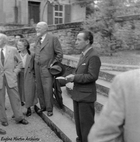 Le 4 juillet 1954  devant la mairie de Montségur-sur-Lauzon. Mr le maire Eugène Martin reçoit la visite de la Société d'Archéologie.  Depuis 1866 à Valence dans la Drôme La Société d’Archéologie, d’Histoire et de Géographie de la Drôme créée en 1866, sous le nom de Société d’Archéologie et de Statistique de la Drôme (nom modifié à l’occasion de l’assemblée Générale du 30/01/1999), assure depuis son origine, une activité importante dans le domaine de l’histoire locale mais aussi de l’archéologie et de la géographie. Elle est forte de 550 adhérents environ. Chaque numéro de la Revue drômoise est tiré entre 700 et 1000 exemplaires. Le siège de la Société est à Valence depuis son origine.